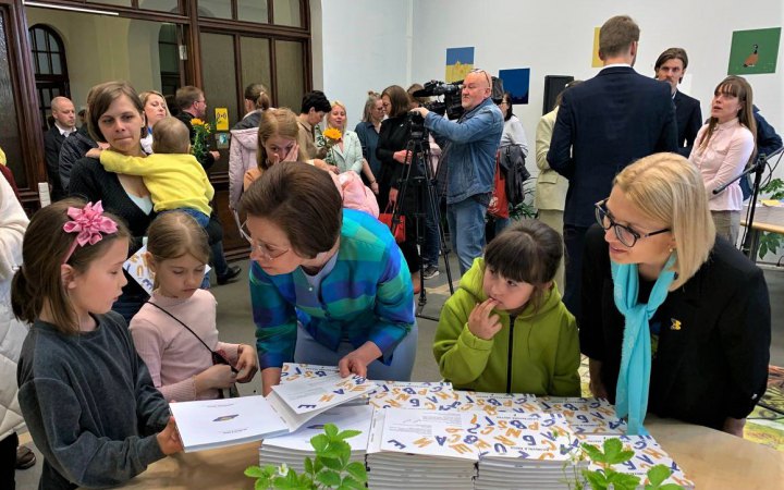 У Ризі представили першу білінгвальну абетку для дітей-біженців з України, - посольство