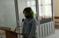 Суд арестовал девушку, которая ранила из арбалета двух учителей в Полтаве