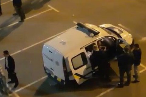 Неизвестные в балаклавах заблокировали ТРЦ "Магеллан" в Киеве