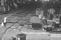 На Вінниччині розшукали жінку, підозрювану у причетності до наруги над могилою Назарія “Грінки” Гринцевича