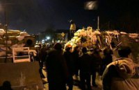 Протестувальники будують нову барикаду на Інститутській, Майдан розширюється (ОНОВЛЕНО, онлайн-трансляція)