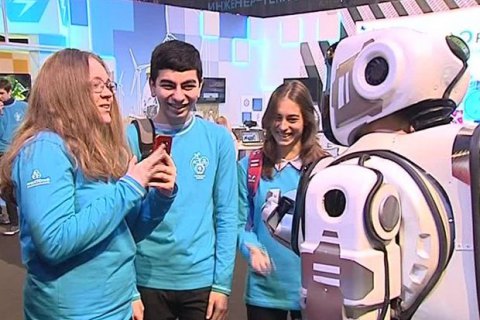 На форуме Путина показали "самого современного робота" Бориса, который оказался переодетым человеком