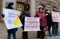 Возле Киеврады митинговали противники и сторонники застройки озера на Позняках в Киеве