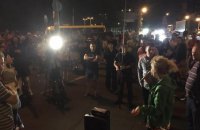 В Киеве жильцы многоэтажки перекрыли улицу