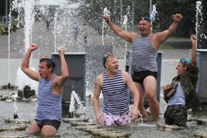 День ВДВ в России закончился задержанием сотни десантников