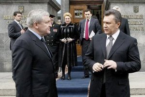 Оппозиция хочет увольнения Ежеля за хамство и миротворцев