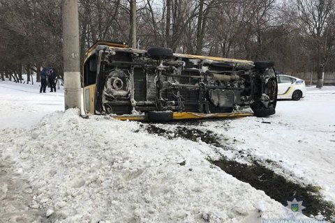 В Запорожье перевернулась маршрутка с пассажирами
