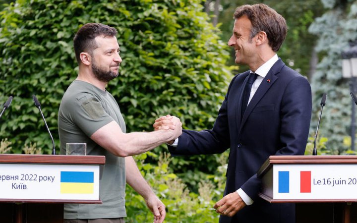 Зеленський розповів Макрону про ситуацію на фронті та ядерний тероризм Росії