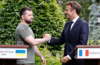 Зеленський розповів Макрону про ситуацію на фронті та ядерний тероризм Росії