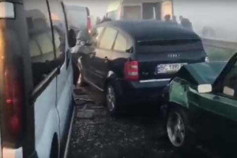 Из-за сильного смога во Львове столкнулись 12 автомобилей