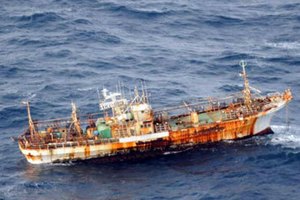Американцы затопят принесенный цунами японский траулер
