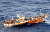 Американцы затопят принесенный цунами японский траулер