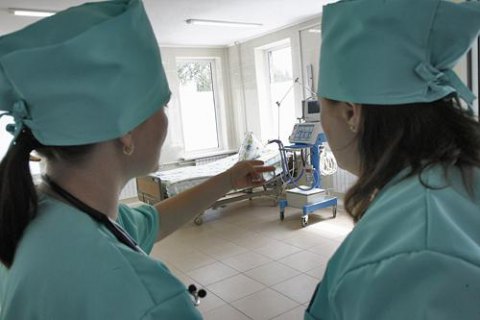 В Хмельницкой области соцработница спаивала пенсионерку, чтобы завладеть земельным паем