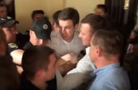 В кулуарах Киевсовета активисты подрались с охраной 
