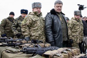 Порошенко доручив залучати волонтерів до вибору постачальників для армії