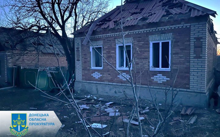 Армія РФ скинула ФАБ-250 на житловий будинок на Донеччині, постраждали троє людей