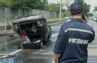 На Днепровской набережной в Киеве Ford вылетел на "встречку" и перевернулся