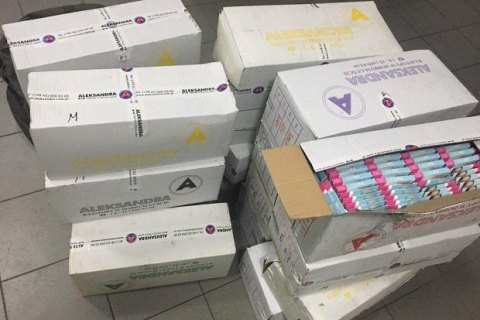 ​Водитель автобуса пытался незаконно ввезти в Украину из Польши более 10 тысяч пар носков