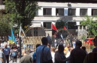 "Правый сектор" пикетирует суд в защиту задержанных за нападение на гей-парад