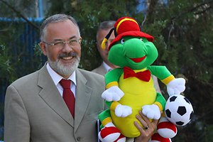 Школьники презентовали Табачнику гусеницу