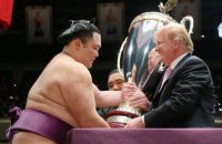 Трамп в Японии вручил гигантский кубок чемпиону по сумо