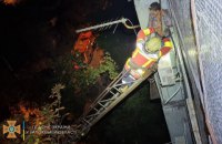У Запоріжжі чоловік випав з вікна багатоповерхівки і "приземлився" на кондиціонер