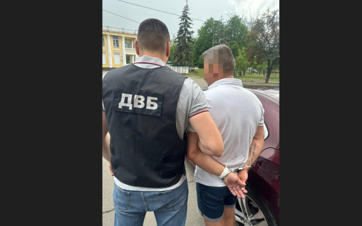 У Києві затримали працівника відділу з питань благоустрою за підозрою у систематичних поборах з торговців стихійного ринку