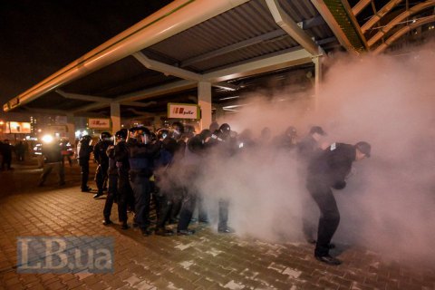 Семь полицейских получили травмы в столкновениях у АЗС на Ревуцкого