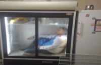 В Баку посетителя супермаркета заперли в холодильнике из-за подозрения в краже