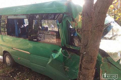 В Кривом Роге маршрутка врезалась в дерево, 11 пострадавших