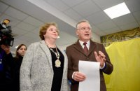 Супруга Гриценко Юлия Мостовая со второй попытки проголосовала на выборах (обновлено)