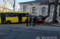 У Херсоні маршрутка з пасажирами вилетіла на тротуар і зім'яла легковик