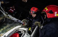 Падение дерева на автомобиль в Киеве: погиб человек, повреждены почти 10 автомобилей