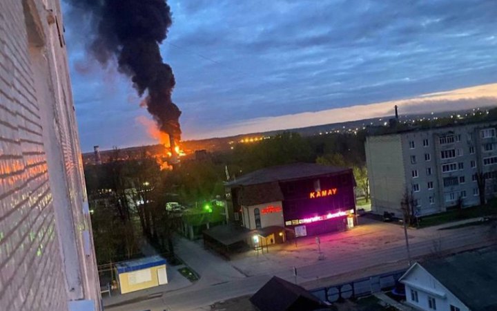 У Смоленській області – потужна пожежа на НПЗ. Росія заявила про атаку