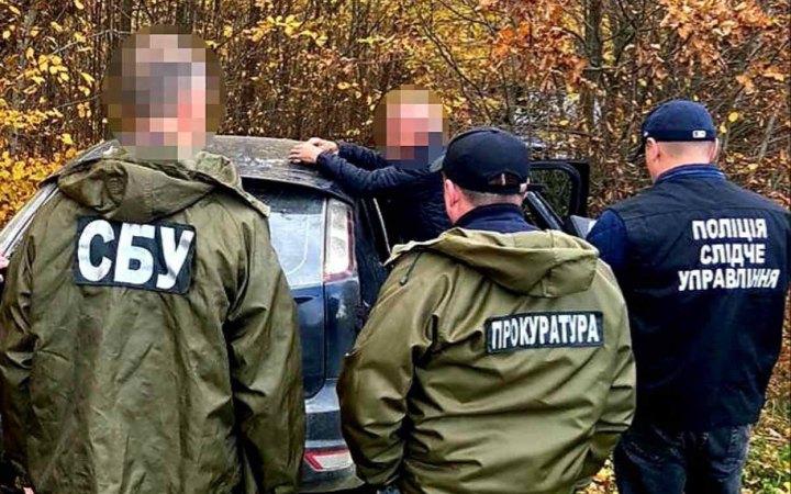 На Буковині викрили схему переміщення чоловіків до країн ЄС за допомоги інспекторки митниці, - ОГ