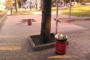 Мусорные урны в Киеве заменили ведрами из-под краски 