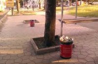 Мусорные урны в Киеве заменили ведрами из-под краски 