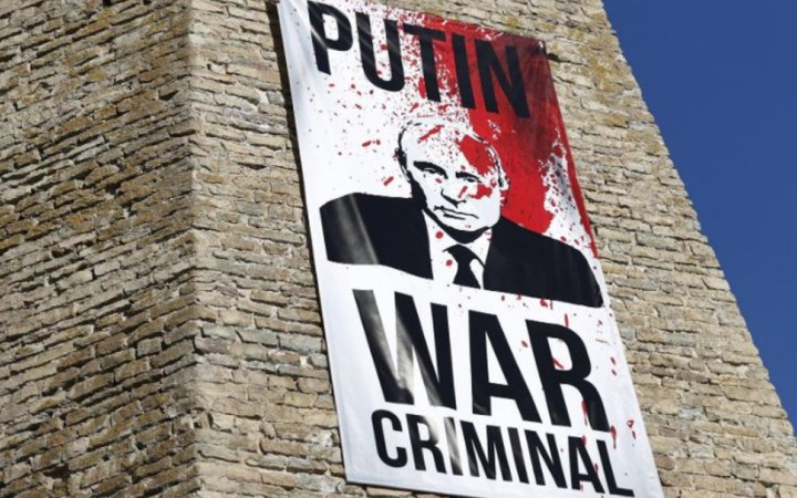 На стіні Нарвського замку на кордоні з РФ знову вивісили антивоєнний плакат «Путін — воєнний злочинець»