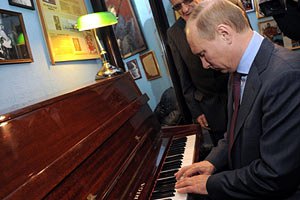 Путин сыграл на расстроенном пианино 