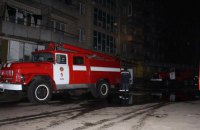 У Києві через пожежу на сьомому поверсі 9-поверхового гуртожитку евакуювали 77 осіб