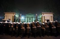 В Варшаве российское посольство закидали петардами и файерами