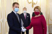 Новий уряд Словаччини склав присягу в масках і рукавичках