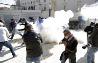 Біля парламенту Албанії сталися сутички з газом і водометами