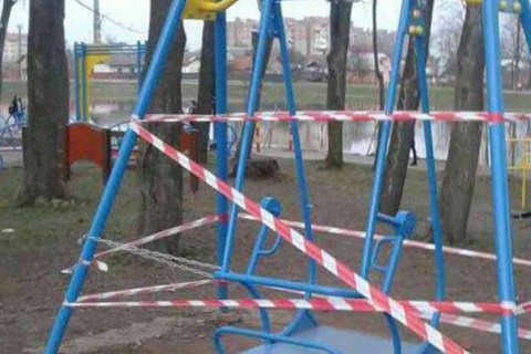 Студентка ПТУ получила смертельную травму на детских качелях в Коломые