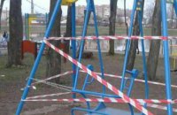 Студентка ПТУ получила смертельную травму на детских качелях в Коломые