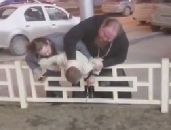 В Новосибирске экс-священник избил водителя-оппонента крестом