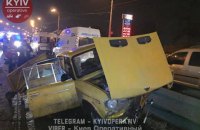 У Києві на Луговій "ВАЗ" насадило на відбійник