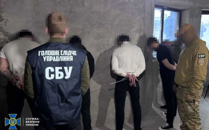 СБУ затримала організовану групу, яка вимагала «данину» у військових та онкохворих