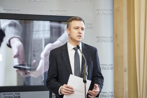 Детский омбудсмен обратился в полицию из-за "романа" 8-летней модели и 13-летнего блогера 