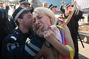 Милиционеры сломали ключицу активистке FEMEN 